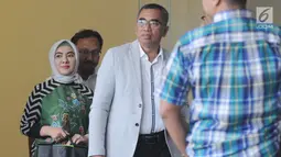 Ekspresi Dirut Pertamina Nicke Widyawati (kiri) usai menjalani pemeriksaan oleh penyidik di Gedung KPK, Jakarta, Senin (10/6/2019). Nicke diperiksa sebagai saksi untuk tersangka mantan Dirut PLN Sofyan Basir terkait kasus dugaan suap proyek pembangunan PLTU Riau-1. (merdeka.com/Dwi Narwoko)