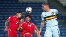 Duel antara pemain Belgia dan pemain Gibraltar dalam laga lanjutan Grup C Kualifikasi Piala Dunia 2018 zona Eropa di Faro Municipal Stadium, Faro, Gibraltar, Selasa (11/10/2016). (Reuters/Rafael Marchante)