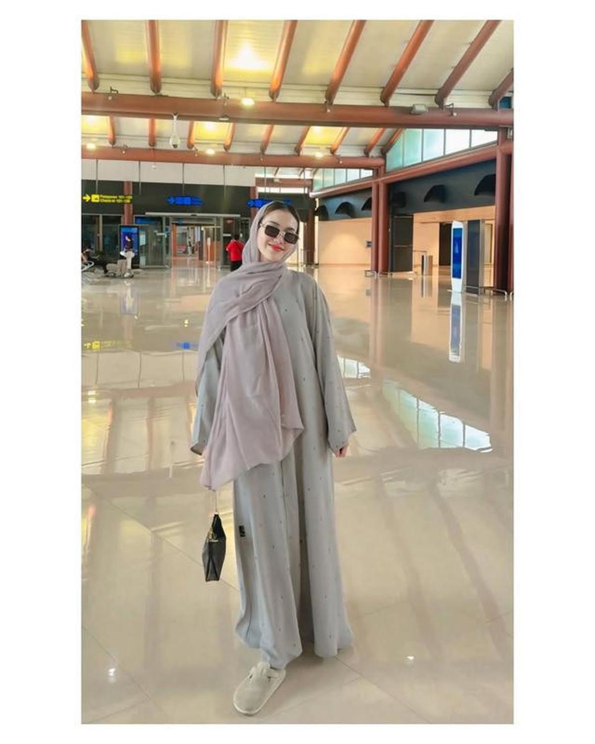 Model Gamis Ayu Ting Ting saat Antar Orang Tua Berangkat Umroh, Simpel Cocok untuk Sehari-hari