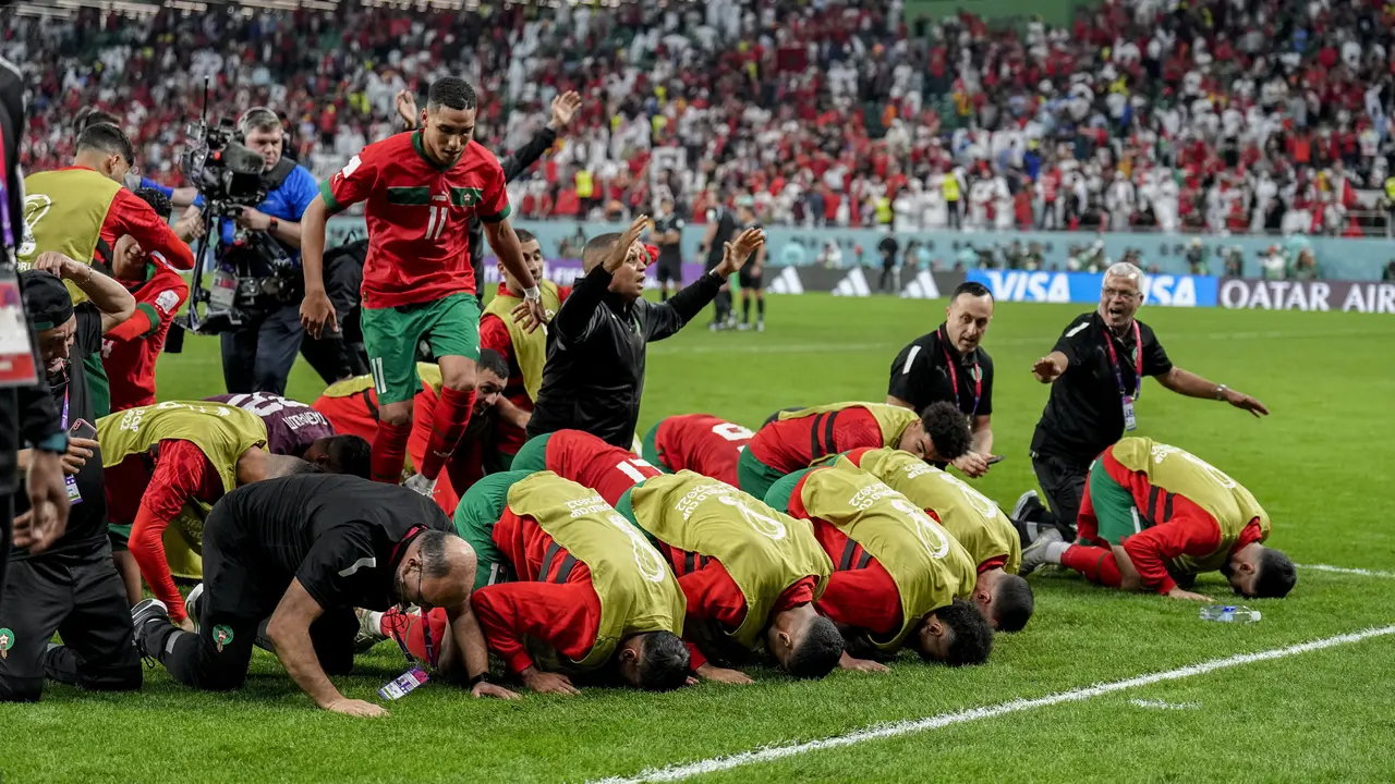 Para pemain Timnas Maroko sujud syukur seusai menyingkirkan Timnas Spanyol untuk lolos ke babak perempat final Piala Dunia 2022.