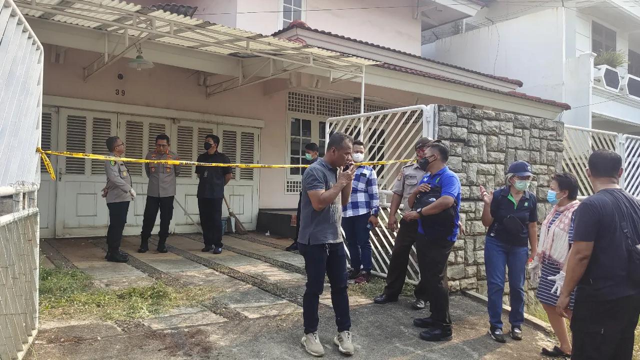 Petugas keamanan kemudian melapor pada Ketua RT. Kemudian petugas keamanan dan Ketua RT mencoba masuk ke rumah namun pintu gerbang dikunci.<br>
