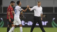 Pelatih Manchester United, Ole Gunnar Solskjaer bersalaman dengan pemain Copenhagen, Zeca usai pertandingan perempat final Liga Europa di RheinEnergieStadion, di Cologne, Jerman (10/8/2020). MU lolos ke babak semifinal Liga Europa usai menang 1-0. (Sascha Steinbach/Pool via AP)