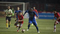 Gelandang Persib, Michael Essien, berusaha meleawti gelandang Persija, Sandi Sute, pada laga Liga 1 di Stadion GBLA Bandung, Jawa Barat, Sabtu (22/7/2017). Kedua klub bermain imbang 1-1. (Bola.com/Vitalis Yogi Trisna)