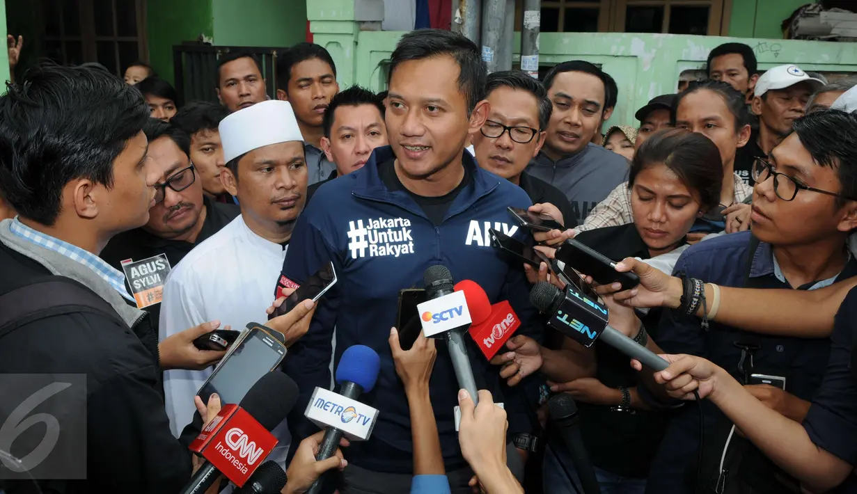 Cagub DKI Jakarta Agus Harimurti Yudhoyono menjawab pertanyaan awak media saat menyambangi perkampungan Tegal Parang, Mampang Prapatan, Jakarta, Selasa (7/12). AHY dicurhati warga sekitar seputar penyelesaian masalah banjir. (Liputan6.com/Helmi Afandi)