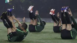 Para pemain Timnas Indonesia melakukan pemanasan saat latihan di Lapangan ABC Senayan, Jakarta, Jumat (7/6). Latihan ini persiapan jelang laga persahabatan melawan Yordania. (Bola.com/Yoppy Renato)