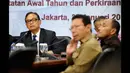 Ketua Umum Kamar Dagang dan Industri (Kadin) Indonesia Suryo Bambang Sulisto (kiri) bersama pengurus Kadin memberikan keterangan tentang catatan awal tahun dan perkiraan ekonomi 2015 di Menara Kadin Jakarta, Kamis (22/1). (ANTARA FOTO/Wahyu Putro A)