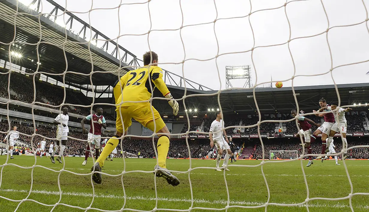 Proses terjadinya gol kedua West Ham yang dicetak mantan pemain Liverpool, Andy Carroll, pada laga Liga Premier Inggris. West Ham berhasil taklukan Liverpool 2-0. (Reuters/Toby Melville)