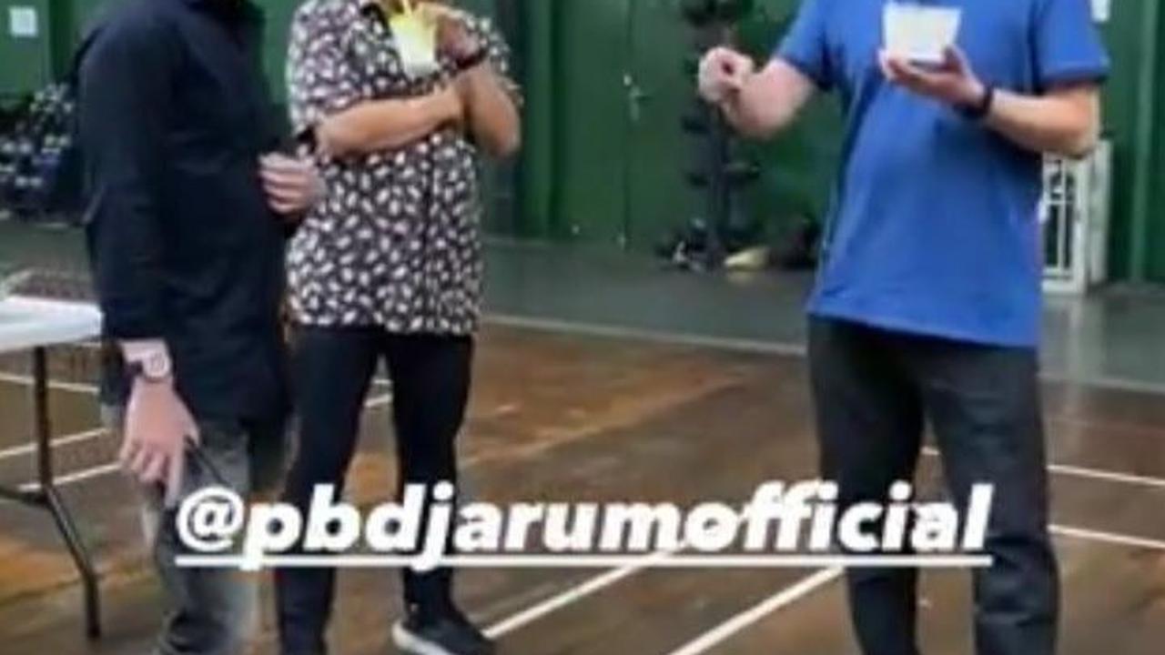 Di momen ini, Kevin pun tampak sempat mengobrol dengan pelatihnya, Aryono Miranat.