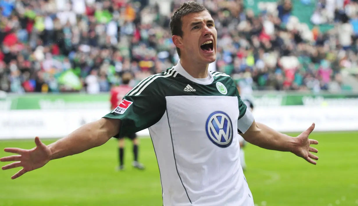 Selebrasi striker VfL Wolfsburg, Edin Dzeko setelah mencetak gol ke gawang Mainz 05 pada laga Liga Jerman 2010/2011 di Wolfsburg (28/8/2010). Edin Dzeko (Bosnia Herzegovina) yang pada awal musim 2023/2024 hijrah ke Fenerbahce dari Inter Milan ini tercatat pernah menjadi top skor Liga Jerman saat membela VfL Wolfsburg yang dibelanya mulai 2007/2008 hingga tengah musim 2010/2011. Pada musim 2009/2010 ia menjadi top skor Liga Jerman dengan koleksi 22 gol. (AFP/John MacDougall)