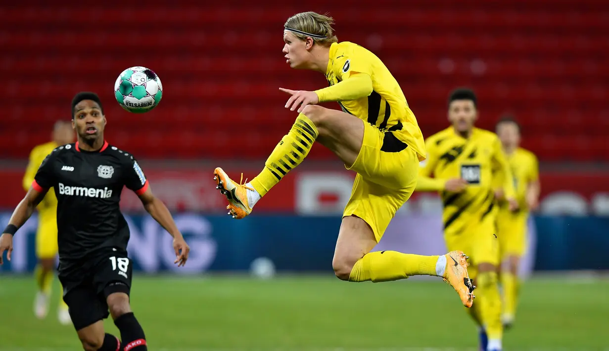 Penyerang Borussia Dortmund, Erling Braut Haaland, berusaha mengontrol bola saat menghadapi Bayer Leverkusen pada laga lanjutan Liga Jerman di BayArena Stadium, Rabu (20/1/2021). Bayer Leverkusen menang 2-1 atas Borussia Dortmund. (AFP/Martin Meissner/pool)