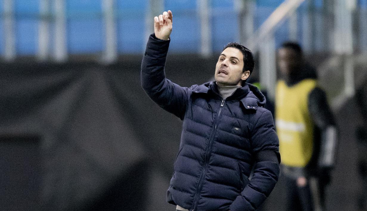 Pelatih Arsenal, Mikel Arteta, memberikan arahan kepada pemainnya saat menghadapi Molde pada laga lanjutan Liga Europa di Aker Stadion, Jumat (27/11/2020) dini hari WIB. Arsenal menang 3-0 atas Molde. (AFP/Svein Ove Ekornesvag/NTB)