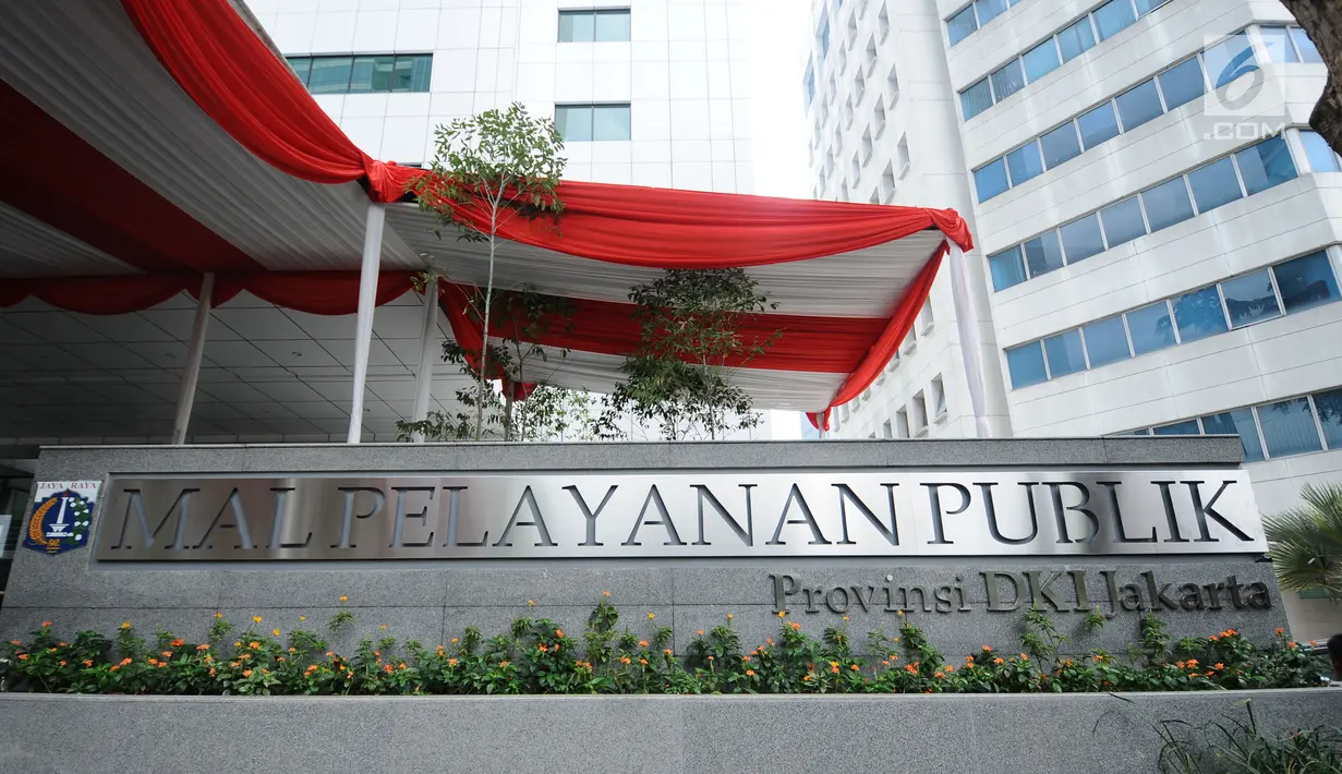 Papan nama Mal Pelayanan Publik terpampang di halaman depan, Jakarta, Rabu (11/10). Mal Pelayanan Publik digagas Pemerintah Provinsi DKI Jakarta sudah memiliki 328 jenis layanan dan perizinan. (Liputan6.com/Helmi Fithriansyah)