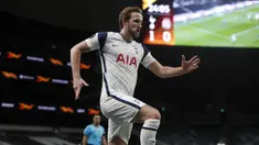 Striker Tottenham Hotspur, Harry Kane melakukan selebrasi usai mencetak gol pertama timnya ke gawang Dinamo Zagreb dalam laga leg pertama babak 16 besar Liga Europa 2020/2021 di Tottenham Hotspur Stadium, London, Kamis (11/3/2021). Tottenham menang 2-0 atas Dinamo Zagreb. (AP/Alastair Grant/Pool)