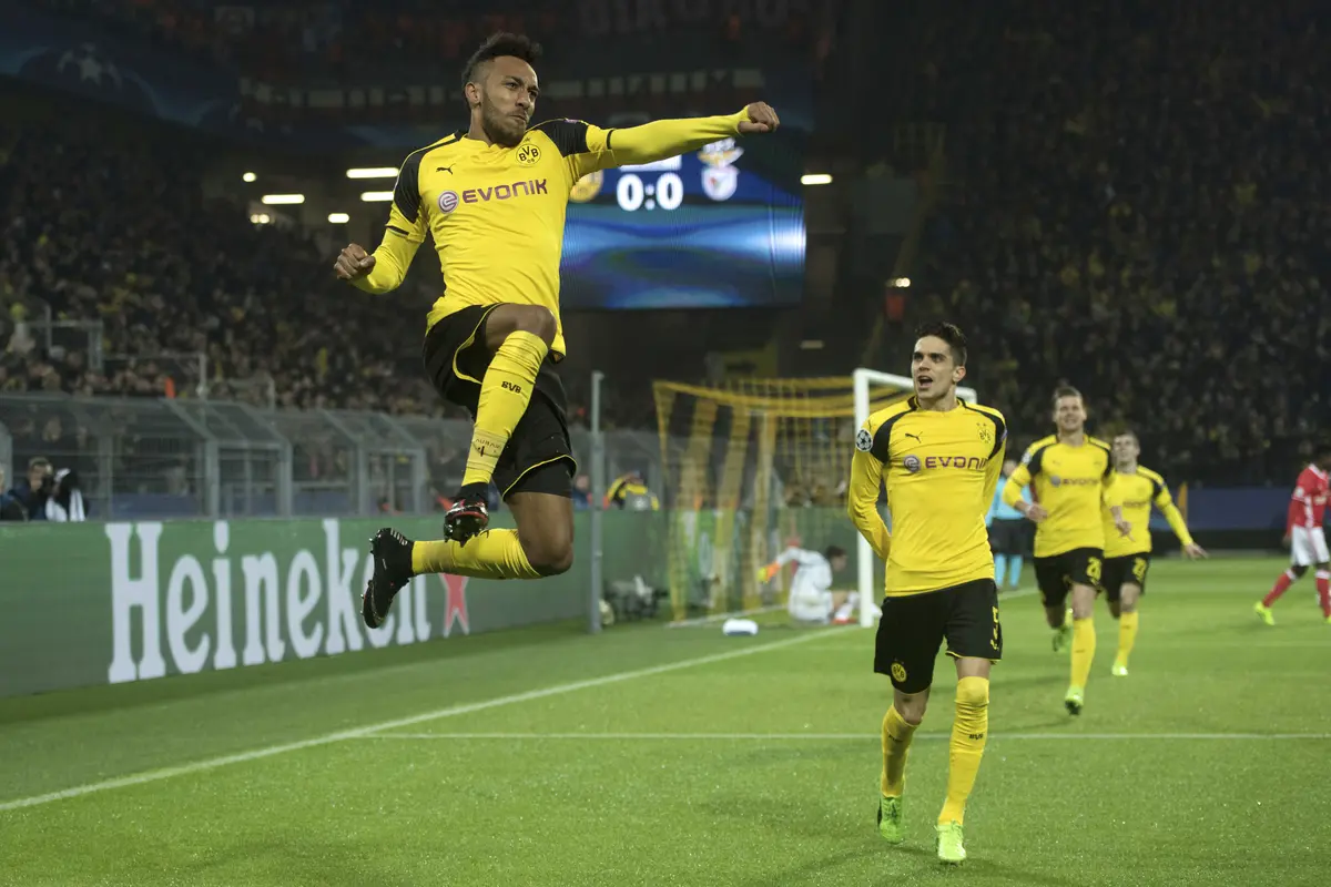 Striker Pierre-Emerick Aubameyang merayakan gol ke gawang Benfica (Bernd Thissen/dpa via AP)