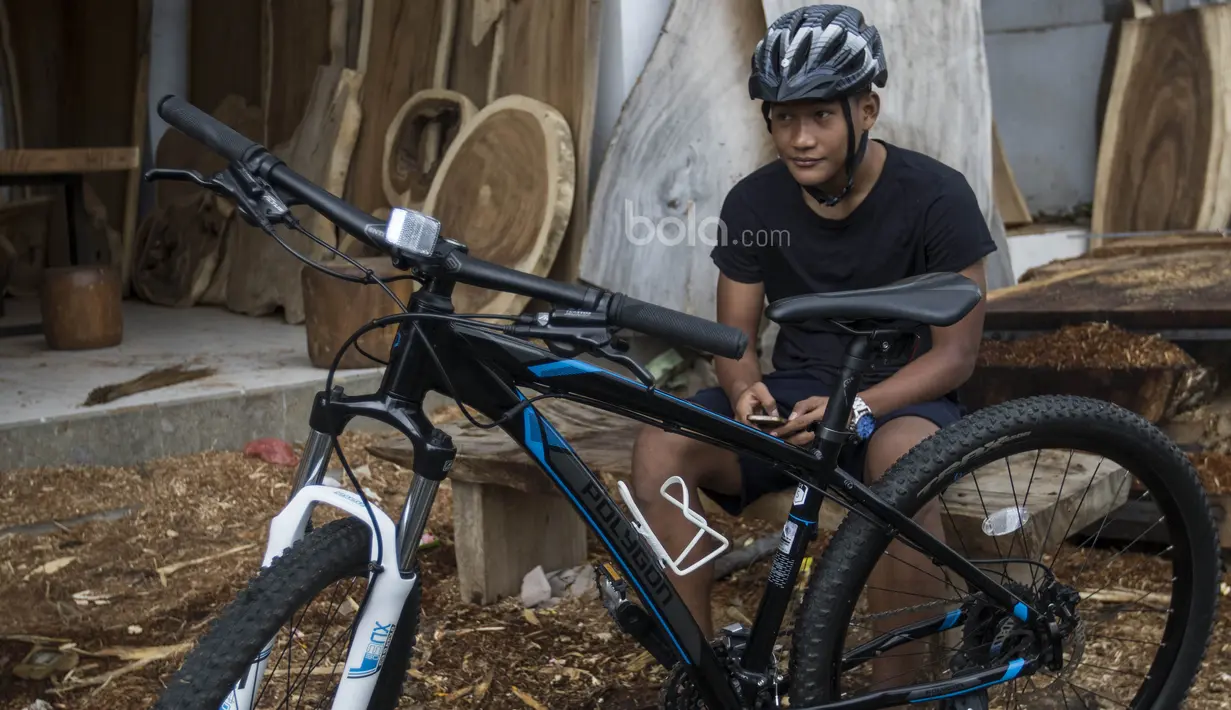 Striker Timnas Indonesia U-22, Ahmad Nur Hardianto, melepas lelah usai bersepada di Ubud, Bali, Jumat (7/7/2017). Penyerang Persela ini sedang mengikuti pemusatan latihan jelang SEA Games. (Bola.com/Vitalis Yogi Trisna)