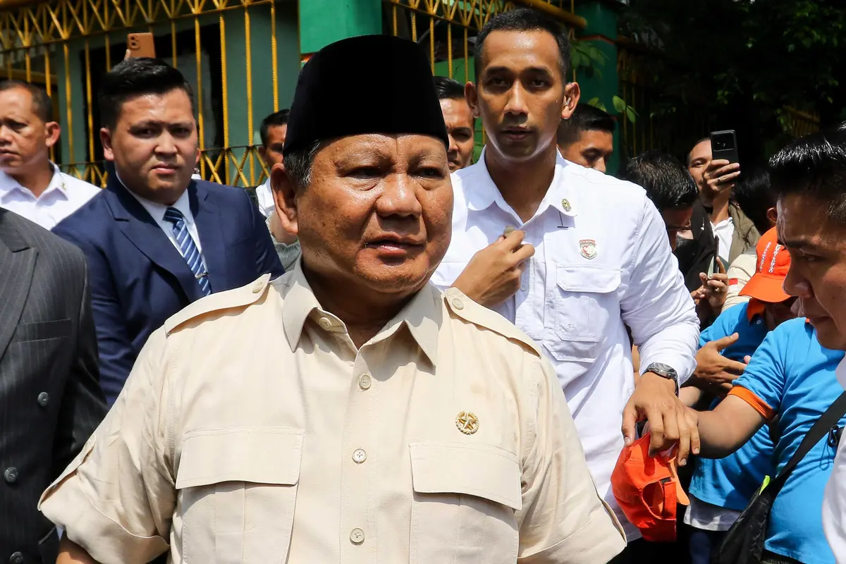 Usai Tinjau Pelaksanaan MBG, Presiden Prabowo Sapa Warga dan Bagikan Kaos