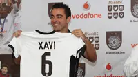 Mantan Gelandang Barcelona, Xavi Hernandez menunjukkan jersey klub barunya Al Sadd saat konferensi pers di Doha, Qatar, Kamis (11/6/2015). Xavi Hernandes akan dikontrak selama dua musim oleh Al Sadd.(Reuters/Naseem Zeitoon)