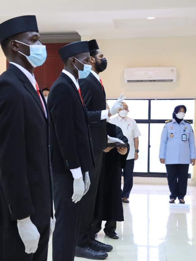 Naturalisasi tiga pebasket yaitu Marques Bolden, Dame Diagne, dan Serigne Modou Kane  menjadi WNI.