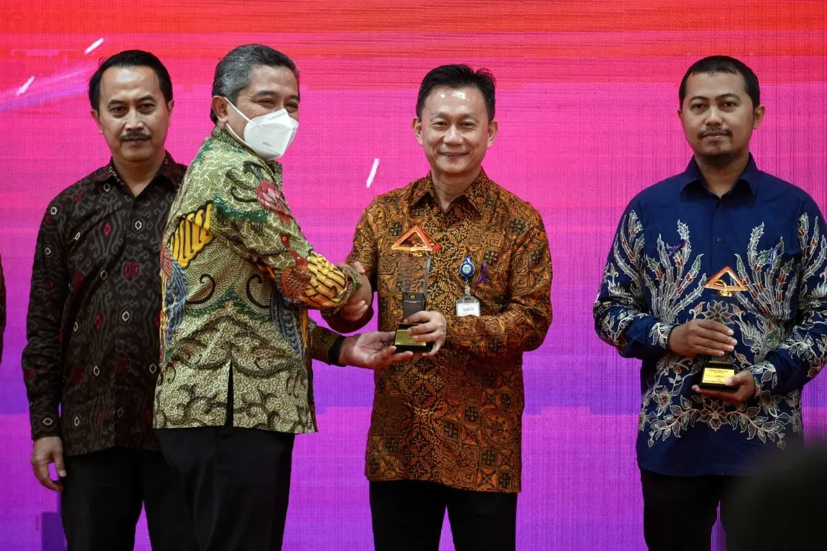 Direktur BCA Frengky Chandra Kusuma (kedua kanan) menerima penghargaan sebagai pemenang pertama Kategori Gedung Hemat Energi Sub Kategori Gedung Baru di ajang Penghargaan Subroto Bidang Efisiensi Energi (PSBE) 2022.