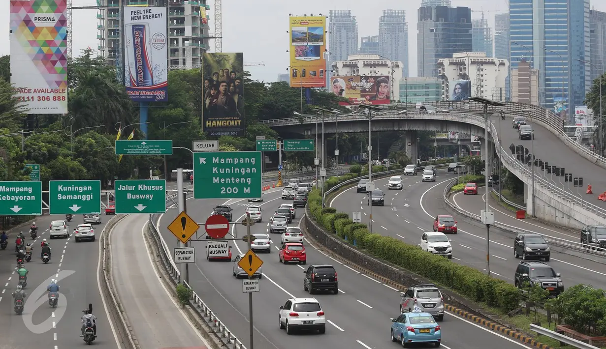 Suasana kendaraan lalu lalang di Jalan Gatot Subroto, Jakarta, Senin (12/12). Hari libur memperingati Maulid Nabi Muhammad SAW membuat kondisi lalu lintas di Ibu Kota relatif lengang dibanding hari biasa. (Liputan6.com/Immanuel Antonius)
