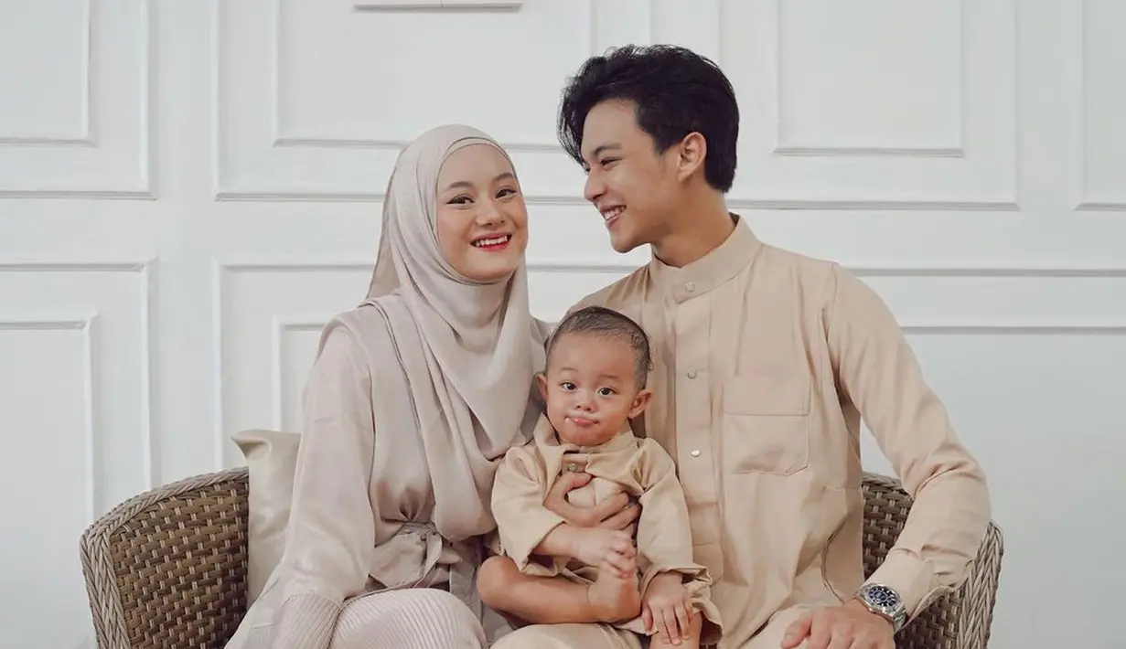 <p>Warna netral lain yang dapat dipilih adalah nuansa beige seperti outfit Dinda Hauw dan Rey Mbayang. Walaupun simple, busana senada ini tetap memberi tampilan modis dan elegan. [Instagram/rey_mbayang]</p>