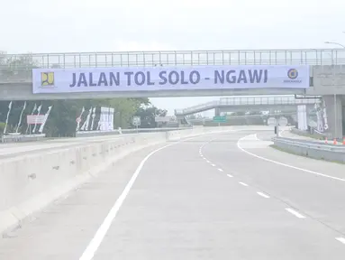 Suasana jalan tol Sragen-Ngawi di kilometer 538 jalan tol Solo-Ngawi, Jawa Tengah, Rabu (28/11). Setelah diresmikan, tol sepanjang 50,9 kilometer tersebut akan digratiskan selama seminggu. (Liputan6.com/Angga Yuniar)