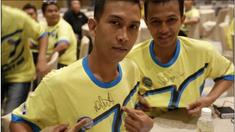 Perjuangan para fans Valentino Rossi tak sia-sia karena mereka beruntung mendapatkan tandatangan langsung dari sang idola.