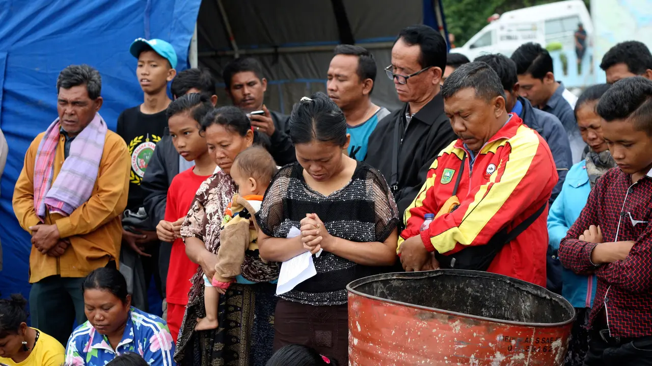Doa Keluarga Korban Kapal Tenggelam di Danau Toba