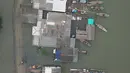 Foto udara banjir rob yang menggenangi rumah dan tambak warga di Desa Pantai Mekar, Muaragembong, Kabupaten Bekasi, Jawa Barat, Senin (6/12/2021). Banjir rob telah menggenangi wilayah tersebut selama empat hari akibat kenaikan permukaan air laut. (Liputan6.com/Herman Zakharia)