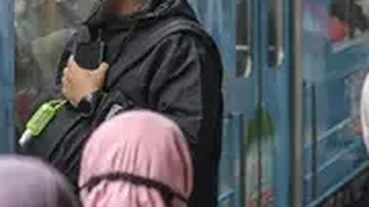 Akibat tiang LAA yang miring usai ditabrak truk, PT KAI sebelumnya mengubah pola operasi perjalanan dari Tanah Abang menuju Rangkasbitung.