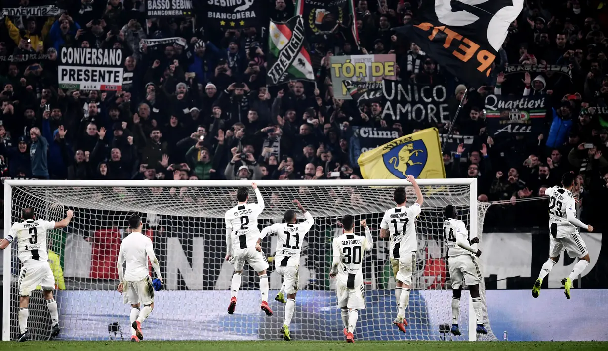 Para pemain Juventus merayakan kemenangan bersama suporter usai pertandingan melawan Inter Milan pada lanjutan Liga Serie A Italia di Allianz stadium, Turin (7/12). Juventus menang tipis atas Inter Milan 1-0. (AFP Photo/Marco Bertorello)