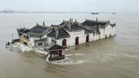 Foto pada 19 Juli 2020 menunjukkan kuil Guanyinge berumur 700 tahun yang dibangun di atas batu, terendam banjir akibat meluapnya sungai Yangtze di Wuhan, provinsi Hubei. Hujan lebat sejak bulan Juni telah menyebabkan sedikitnya 141 orang tewas dan memaksa hampir 15 juta orang dievakuasi. (STR/AFP)