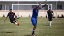 Seorang pemain klub Al-Jazeera (hitam) menendang bola dalam pertandingan final kejuaraan lokal sepak bola korban amputasi melawan Al-Abtal yang diselenggarakan oleh Komite Palang Merah Internasional (ICRC), di tengah pandemi COVID-19, di Kota Gaza, Palestina, (18/3/2021). (AFP/Mohammed Abed)