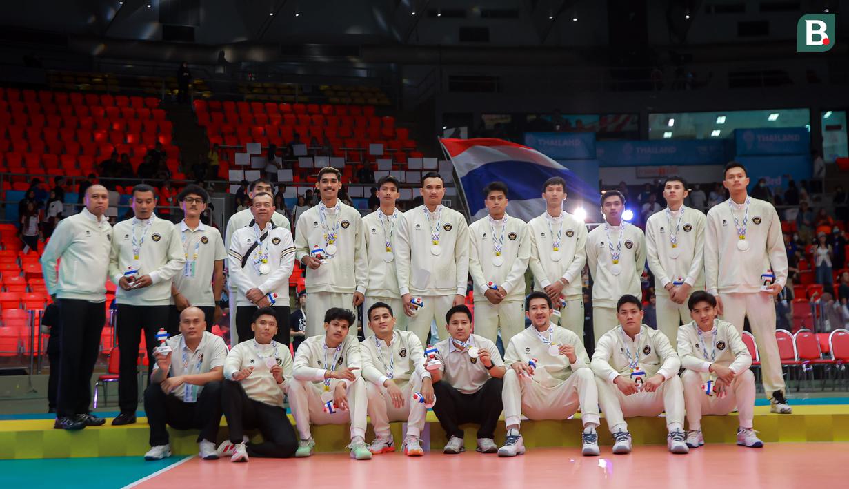 Pada SEA Games 2025 Thailand ini Alfin Daniel Pratama meraih Timnas bola voli Indonesia meraih medali perak usai kalah dari Thailand pada partai final di Stadion Indoor Hua Mak, Jumat (19/12/2025). (Bola.com/Bagaskara Lazuardi)