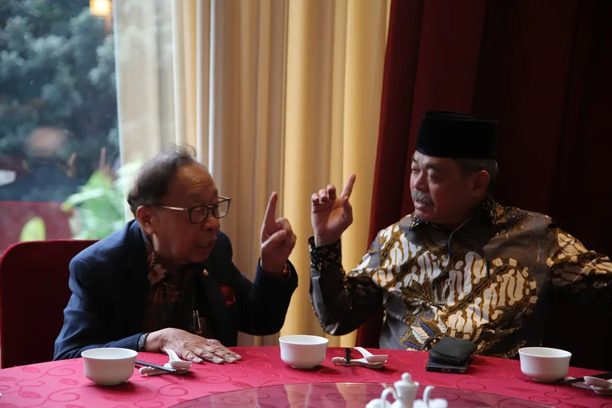 Ketua Umum Apkasi Bursah Zarnubi (kanan) berbincang dengan President International Academicians Science and Technology Innovation Centre (IASTIC) Prof C C Chan di Jakarta, Minggu (5/10/2025) (Istimewa)