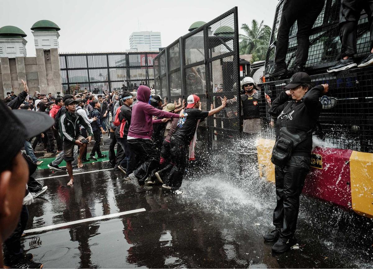 FOTO: Aksi  Demo DPR 25 Agustus, Massa Bentrok dengan Aparat