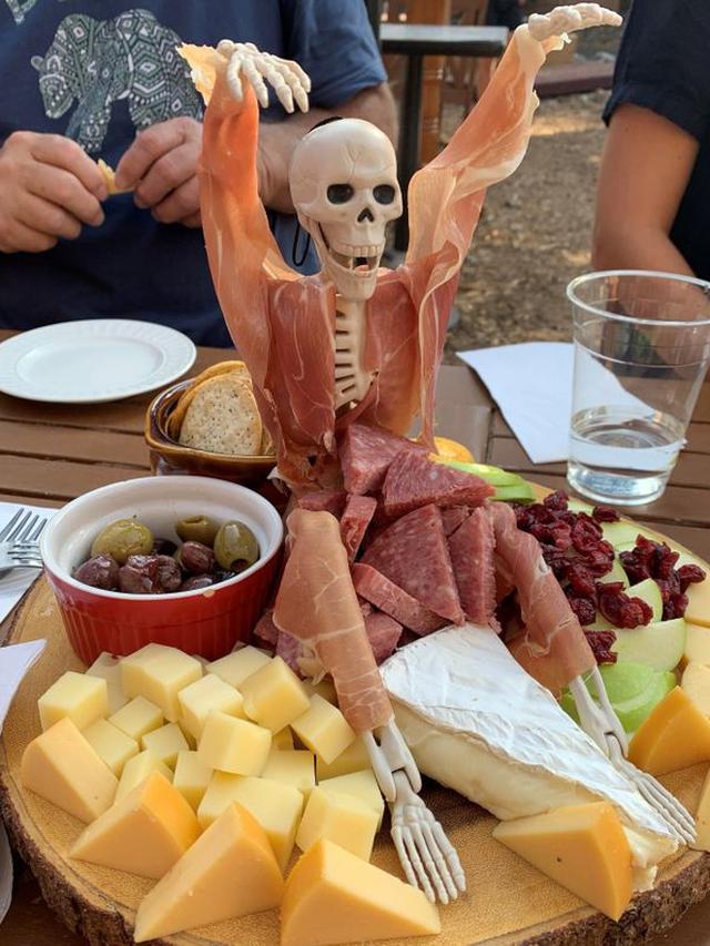 7 Potret Nyeleneh Penyajian Menu Daging di Restoran Ini Bikin Geleng Kepala