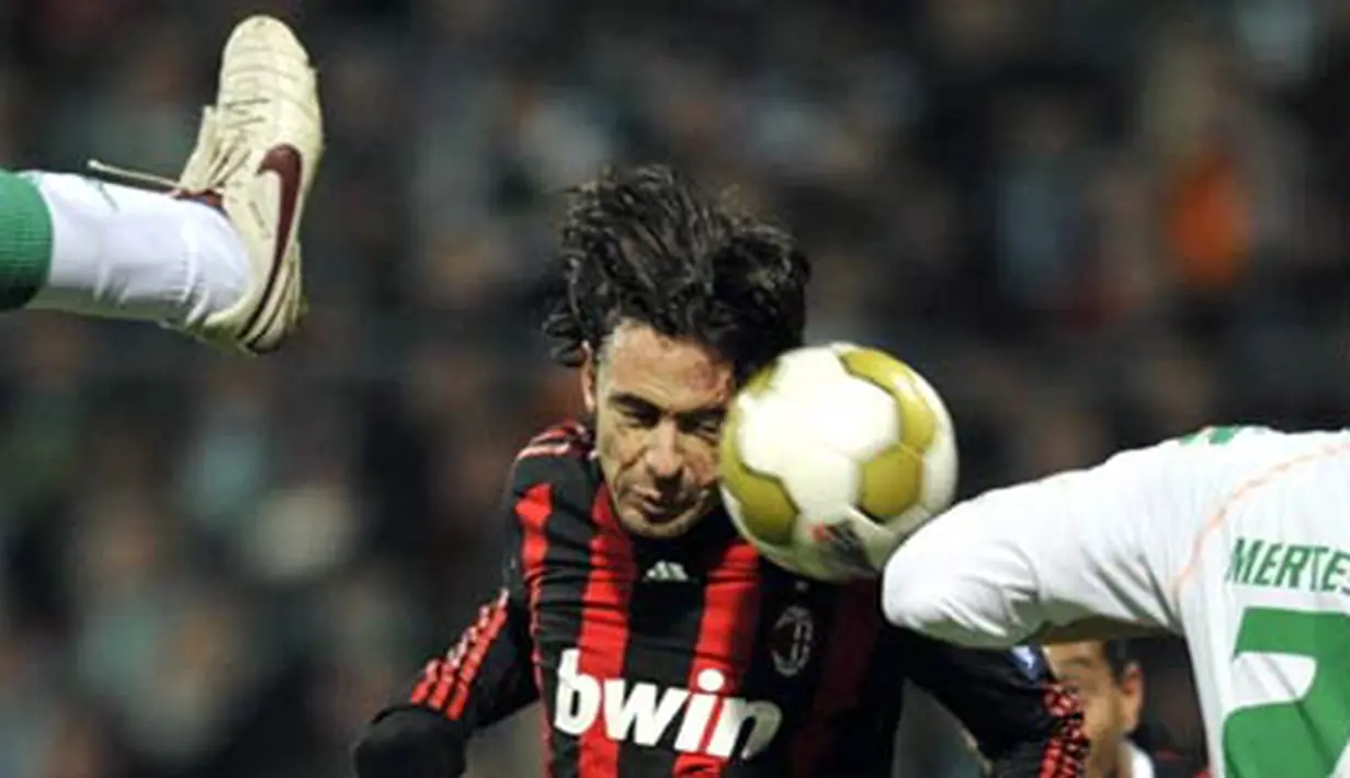 AC Milan's forward Filippo Inzaghi tries to head the ball just before scoring during Werder Bremen vs AC Milan UEFA Cup round of 32 match in Bremen February 18, 2009. AFP PHOTO/JOHN MACDOUGALL