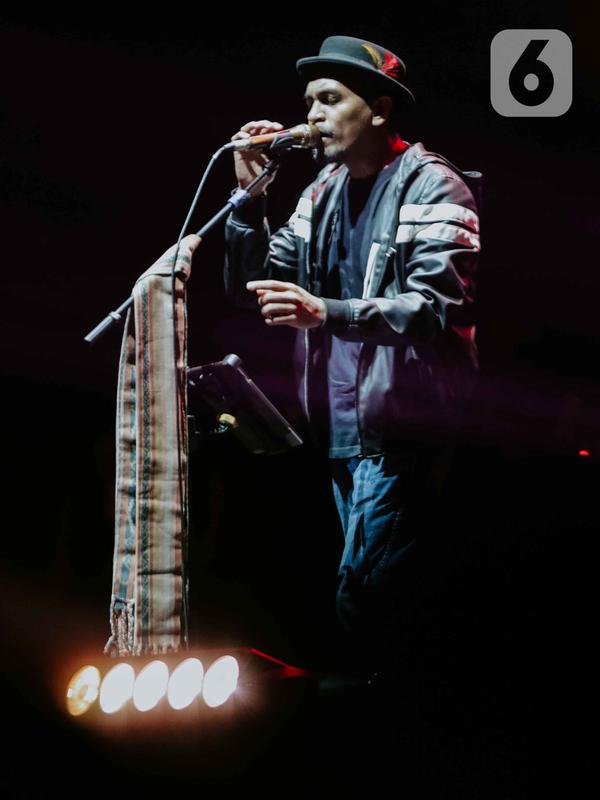 Penampilan Glenn Fredly saat tampil dalam festival musik Love Fest di Istora Senayan, Jakarta, Sabtu (22/2/2020). Dalam penampilannya Glenn Fredly membawakan sejumlah lagu hits nya seperti sedih tak berujung, akhir cerita cinta, januari. (Liputan6.com/Faizal Fanani)