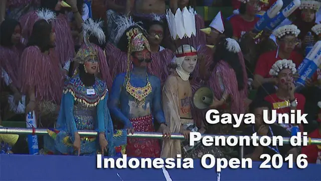 Gaya unik penonton dalam memberi dukungan di kejuaraan bulutangkis Indonesia Open 2016.