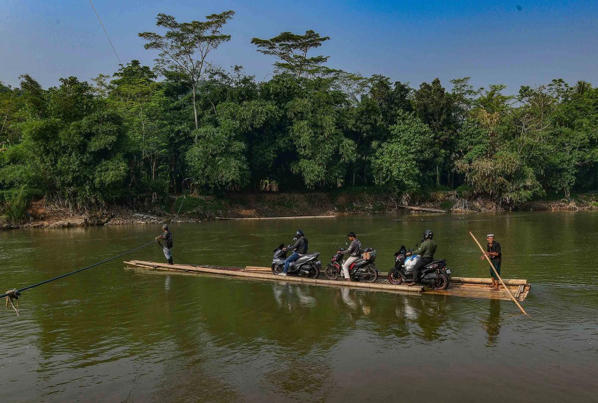 FOTO: Rakit Bambu Terakhir di Sungai Cisadane Masih Melayani Warga