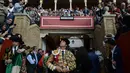 Matador asal Spanyol, Julian "El Juli" Lopez tiba di arena adu banteng Real Maestranza di Sevilla, Spanyol (21/4). (AFP Photo/Cristina Quicler)