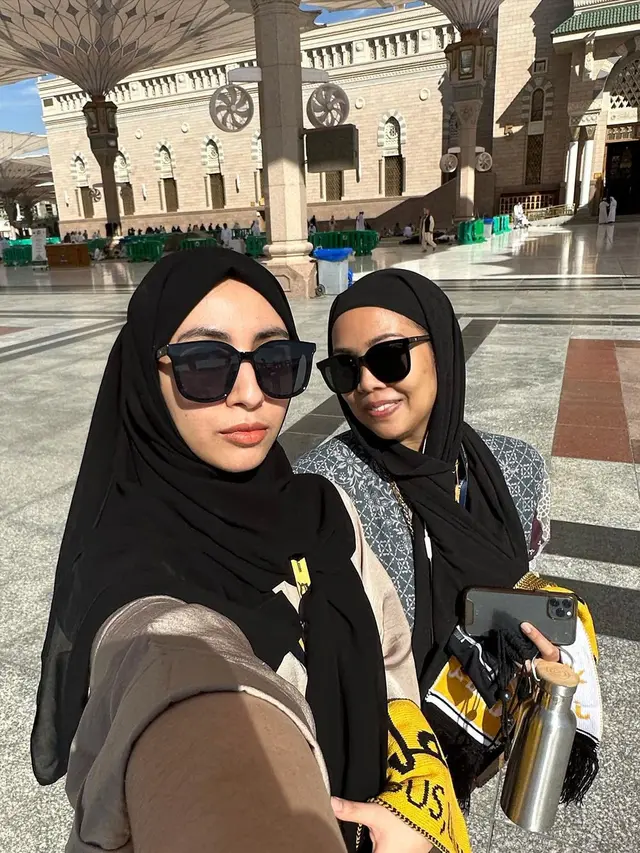 Vicky Alaydrus Tampil Berhijab Saat Umrah, Curi Perhatian
