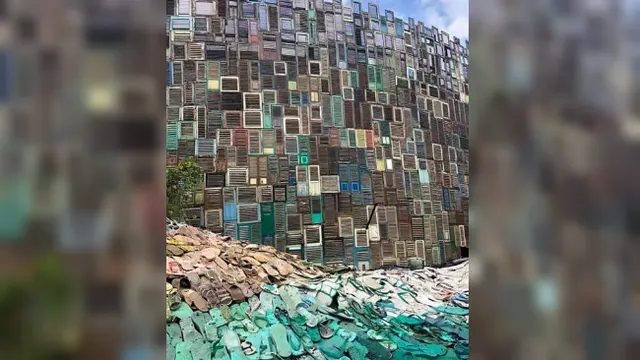 Liina Klaus memiliki ide brilian dalam menanggulangi sampah di pantai Bali, utamanya sampah sandal jepit.