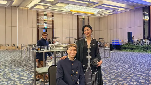 Sheila mengenakan chanel saat hadir di pernikahan sahabat. [@vidialdiano]