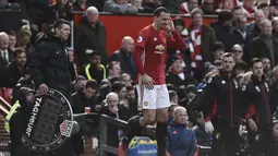 Pemain Manchester United, Zlatan Ibrahimovic memegang kepalanya setelah bertabrakan dengan pemain Bournemouth, Tyrone Mings pada laga Premier League pekan ke-27 di Old Trafford, Manchester, (4/3/2017). (AFP/Oli Scarff)