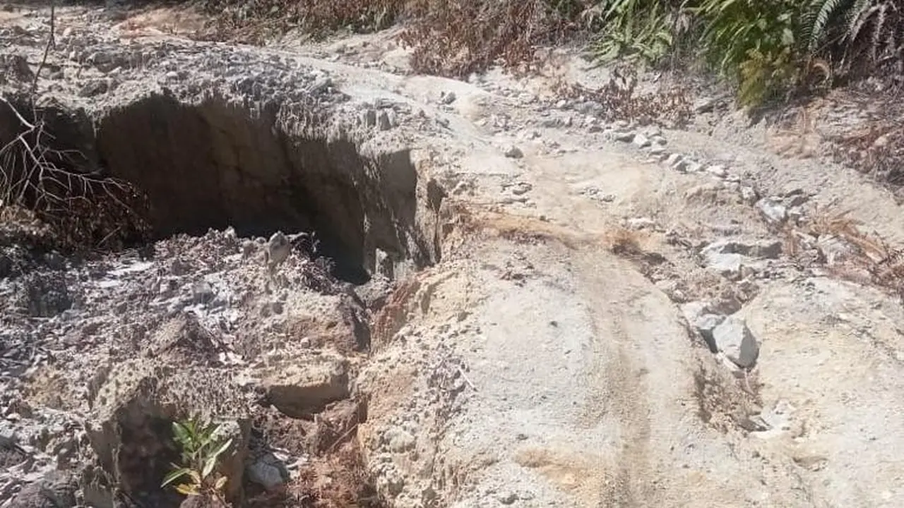 Jalan rusak di Habinsaran, Borbor dan Nassau (Habornas), Kabupaten Toba, Sumatera Utara (Istimewa)