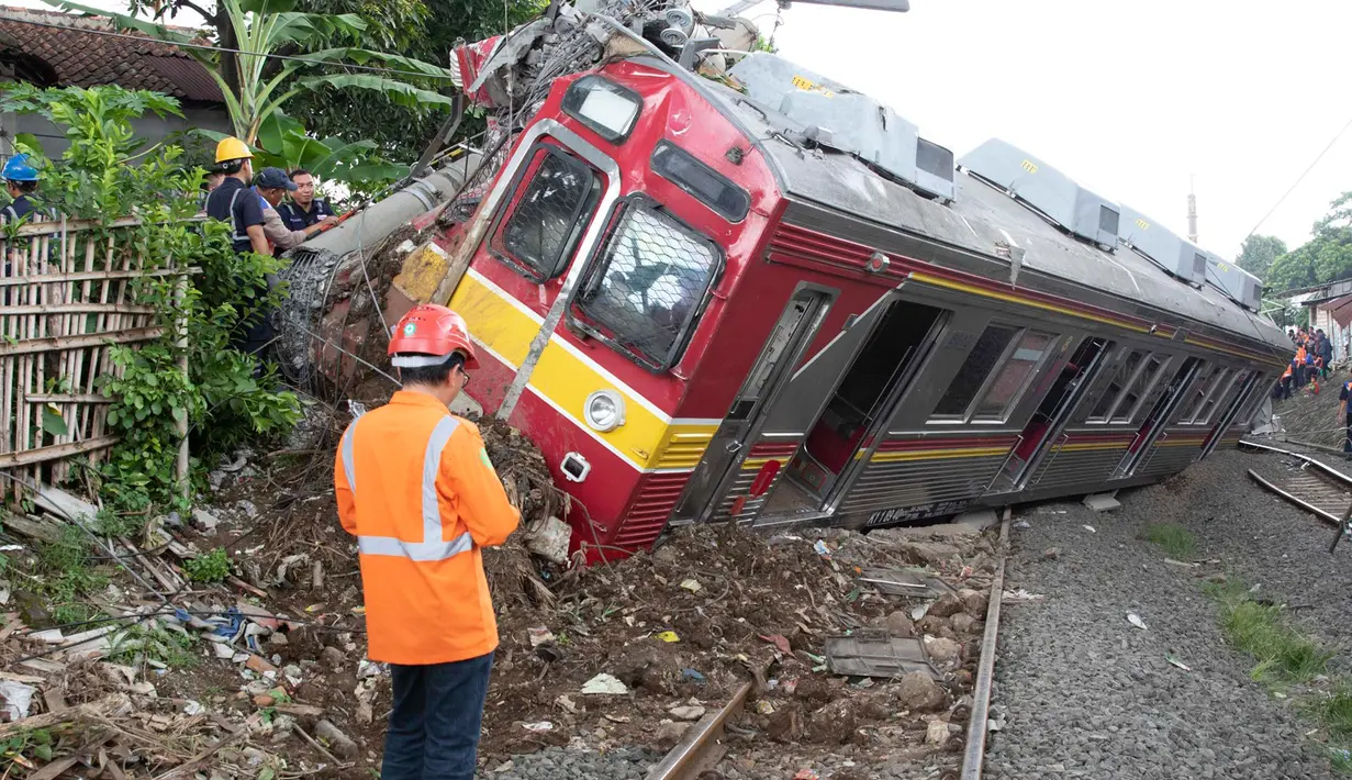 Petugas mengevakuasi gerbong KRL yang anjlok di Kebon Pedes, Bogor, Jawa Barat, Minggu (10/3). Tidak ada korban jiwa dalam kejadian tersebut. (Liputan6.com/Immanuel Antonius)