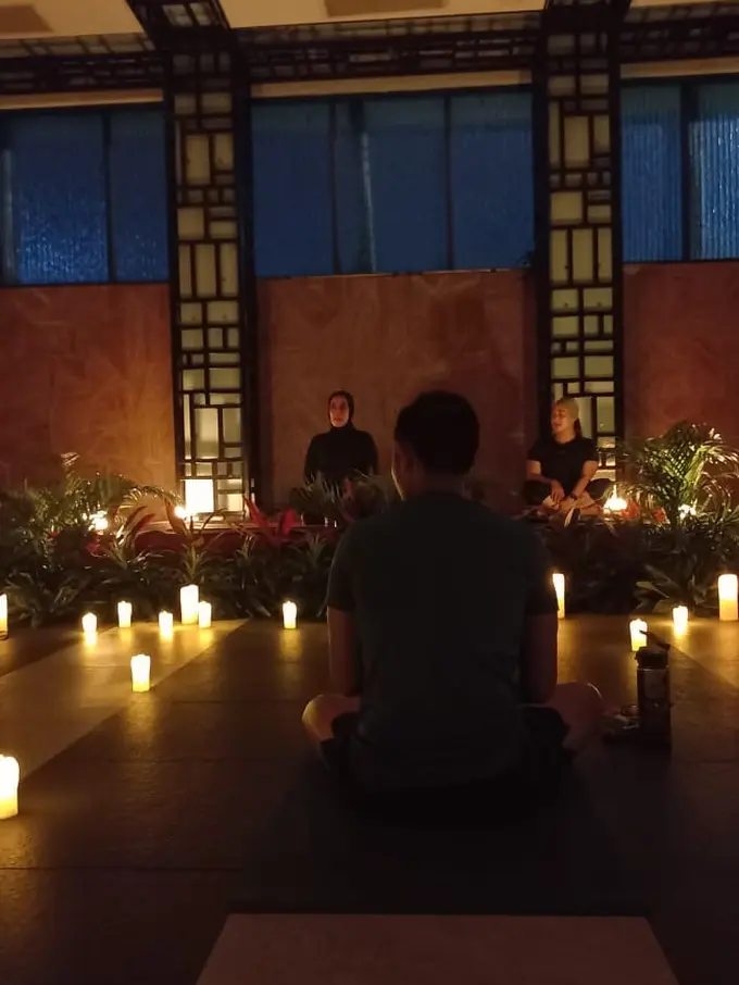 Yoga di Tengah Kegelapan Saat Earth Hour Adalah Ide Brilian untuk Relaksasi
