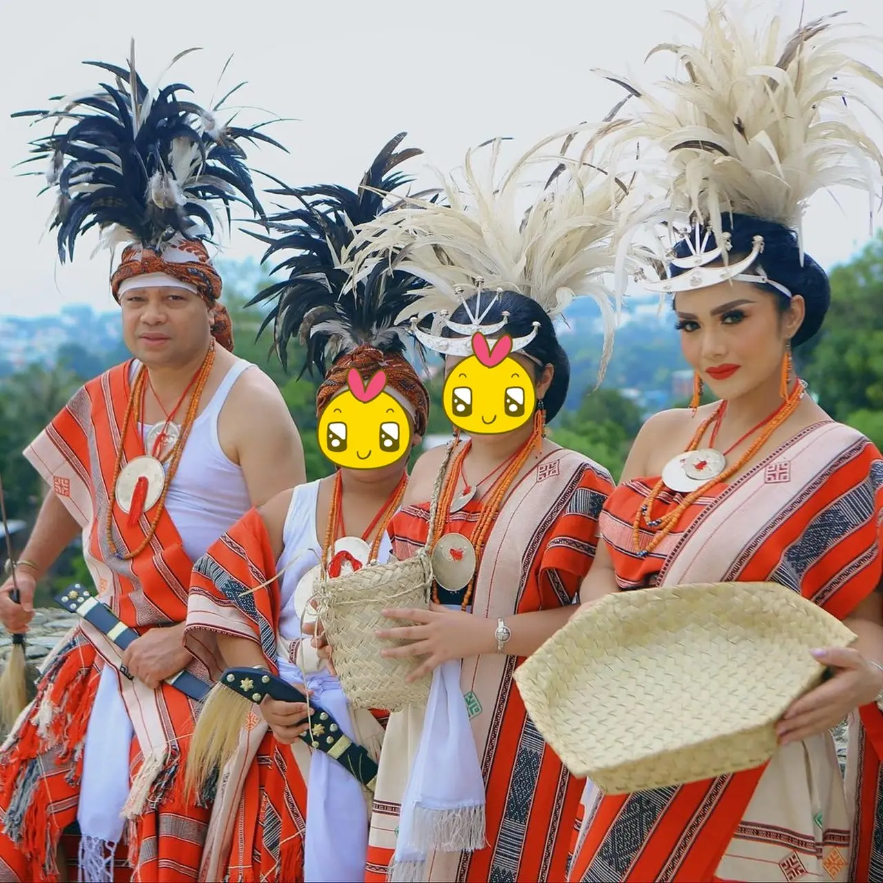 7 Potret Artis Krisdayanti dan Keluarga Pakai Baju Adat Timor Leste